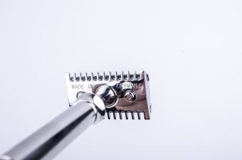 Т-образная бритва из нержавеющей стали Timor с гребенкой 1350K