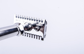 Т-образная бритва из нержавеющей стали Timor с гребенкой 1350K